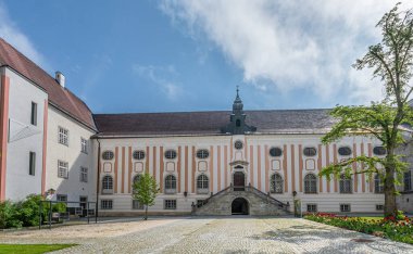 Yukarı Avusturya 'daki ünlü Kremsmuenster Manastırı' nın taklitleri.