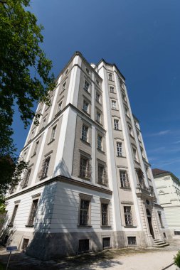 Yukarı Avusturya 'daki ünlü Kremsmuenster Manastırı' nın taklitleri. Astronomik gözlemevleri olan Matematik Kulesi