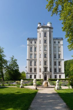 Yukarı Avusturya 'daki ünlü Kremsmuenster Manastırı' nın taklitleri. Astronomik gözlemevleri olan Matematik Kulesi
