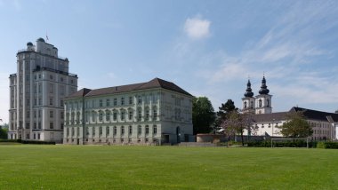Yukarı Avusturya 'daki ünlü Kremsmuenster Manastırı' nın taklitleri. Astronomik gözlemevleri olan Matematik Kulesi