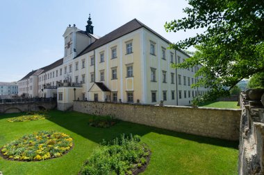 Yukarı Avusturya 'daki ünlü Kremsmuenster Manastırı' nın taklitleri.