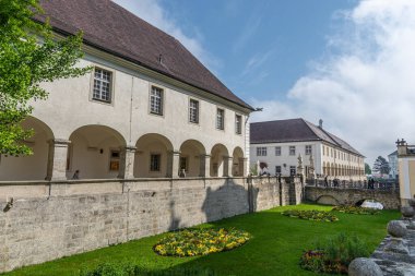 Yukarı Avusturya 'daki ünlü Kremsmuenster Manastırı' nın taklitleri.