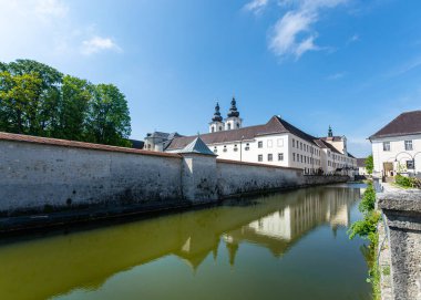 Yukarı Avusturya 'daki ünlü Kremsmuenster Manastırı' nın taklitleri.