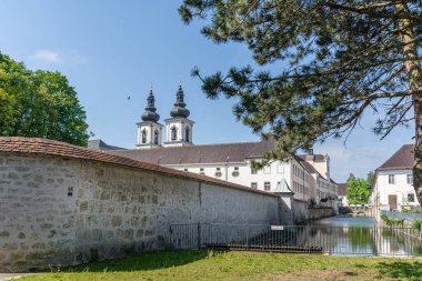 Yukarı Avusturya 'daki ünlü Kremsmuenster Manastırı' nın taklitleri.