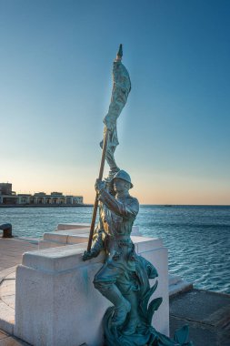 Bersagliere heykeli Trieste 'de, Hte Piazza Dell' Unit 'in önünde. Unita d 'Italia Meydanı yakınlarındaki Trieste' de bayraklı Bersagliere askeri heykeli. 