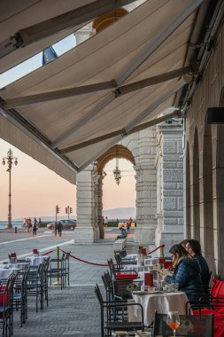 Trieste 'nin ünlü meydanında, Piazza Unit d' Italia adında bir kafe masası. 