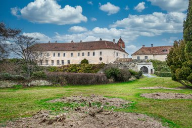 Bernstein Şatosu (Macarca: Borostynk vra), Avusturya 'nın Bernstein im Burgenland kentinde bulunan tarihi bir binadır.. 