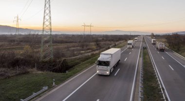 Yoldaki kamyonlar ve karavanlar