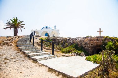Kıbrıs 'ta mağarası olan Agia Thekla Kilisesi manzarası