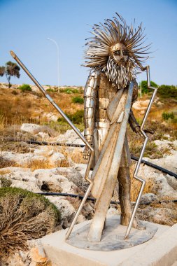 Güneşli bir günde Aiya Napa 'daki Sculpure Park' taki Metalik heykel