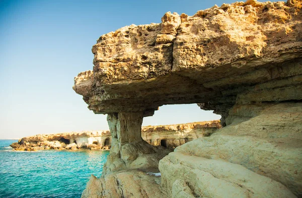 Güneşli bir günde Cape Greco Ulusal Parkı Deniz Mağarası, Kıbrıs