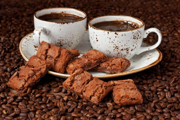 Zwarte koffie met chocolade brownies — Stockfoto