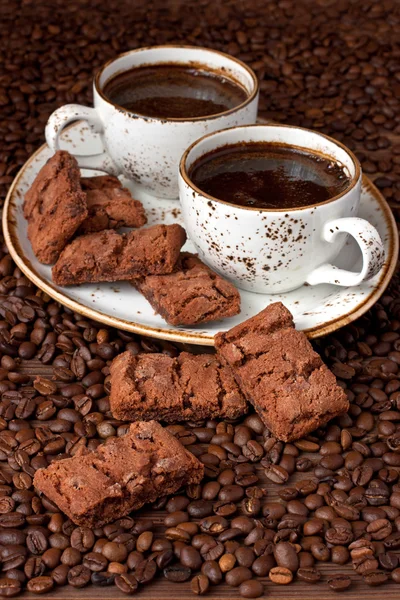 Café negro con brownies de chocolate —  Fotos de Stock