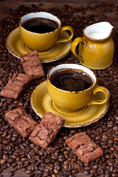 Brownies au chocolat faits maison avec tasse à café — Photo