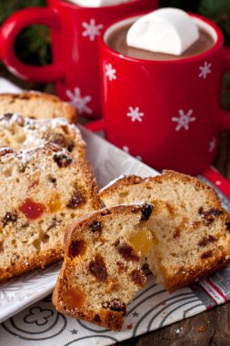 Kuru üzüm ve sıcak çikolata kupa ile tatil pasta 