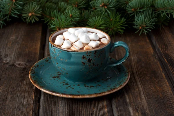 Chocolat chaud noir fait maison avec guimauves — Photo