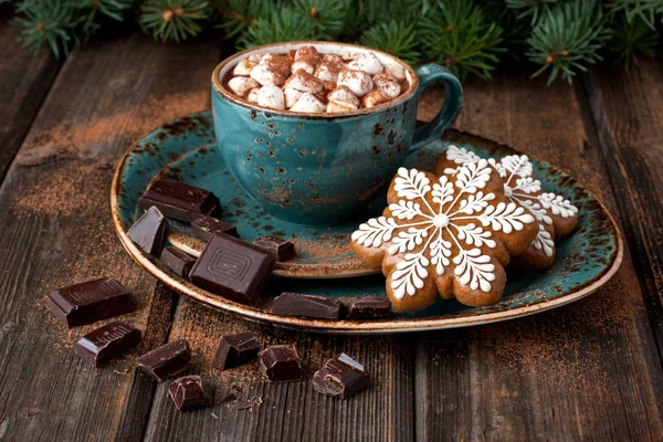 Biscotti di pan di zenzero di Natale e bevanda calda con marshmallow — Foto Stock