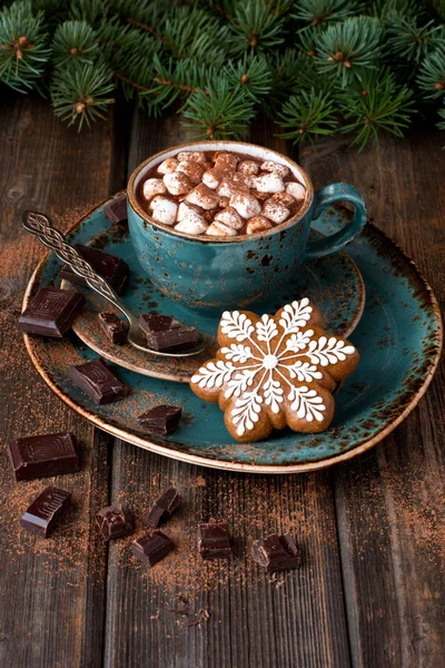 Biscotti di pan di zenzero di Natale e bevanda calda con marshmallow — Foto Stock