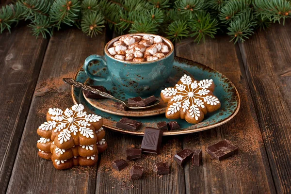 Becher mit heißer Schokolade und Lebkuchen auf Holztisch — Stockfoto