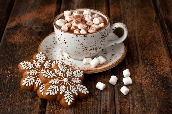 Caneca com chocolate quente e biscoitos de gengibre na mesa de madeira — Fotografia de Stock