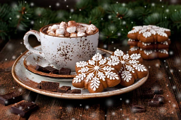 Becher mit heißer Schokolade und Lebkuchen auf Holztisch — Stockfoto