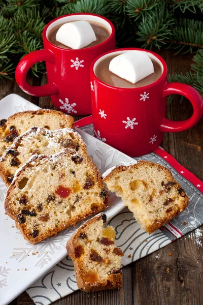 Traditioneller Rosinenkuchen zu Weihnachten mit heißem Schokoladenkrug — Stockfoto