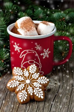 Sıcak çikolata, şekerleme ve gingerbread çerezleri kırmızı kupalar