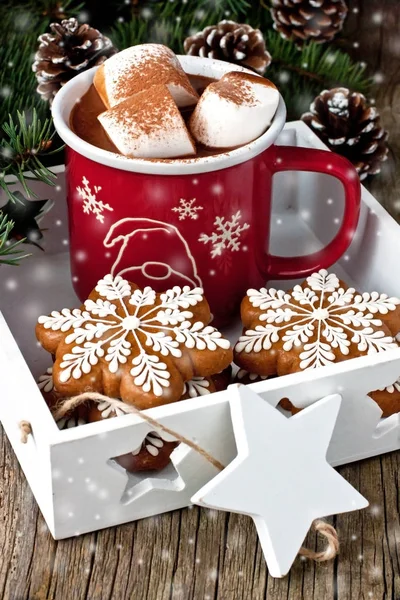 Rote Becher mit heißer Schokolade, Marshmallows und Lebkuchen — Stockfoto