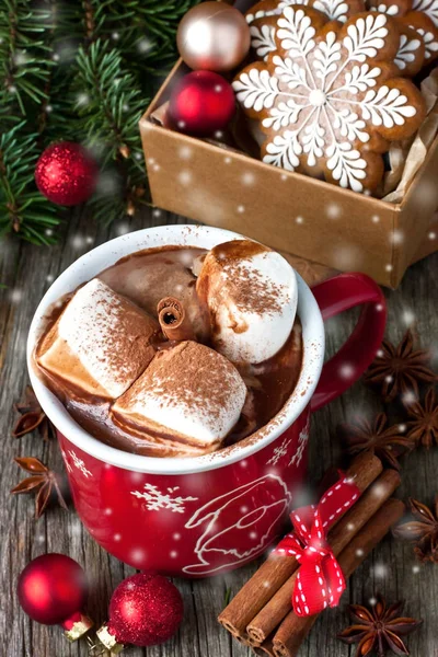 Rode mokken met warme chocolademelk en marshmallows gingerbread koekjes — Stockfoto