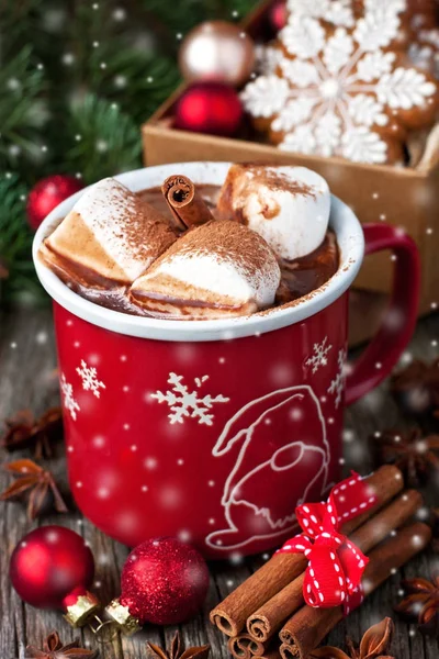 Canecas vermelhas com chocolate quente, marshmallows e biscoitos de gengibre — Fotografia de Stock