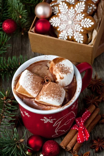 Röda muggar med varm choklad, marshmallows och pepparkakor — Stockfoto