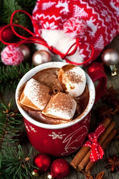 Caneca vermelha cheia de chocolate quente e marshmallows — Fotografia de Stock