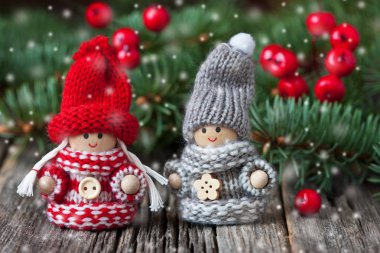 Kırmızı örgü elbiseler içinde sevimli Noel gnome giyinmiş