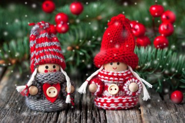 İki küçük oyuncaklar dekorasyon ahşap arka plan üzerinde. Noel ve yeni yıl 