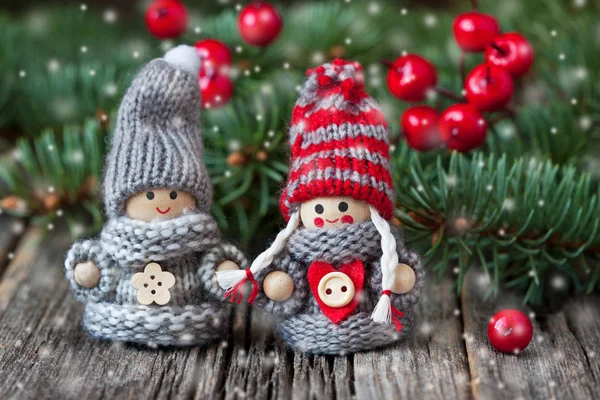 Kırmızı örgü elbiseler içinde sevimli Noel gnome giyinmiş — Stok fotoğraf