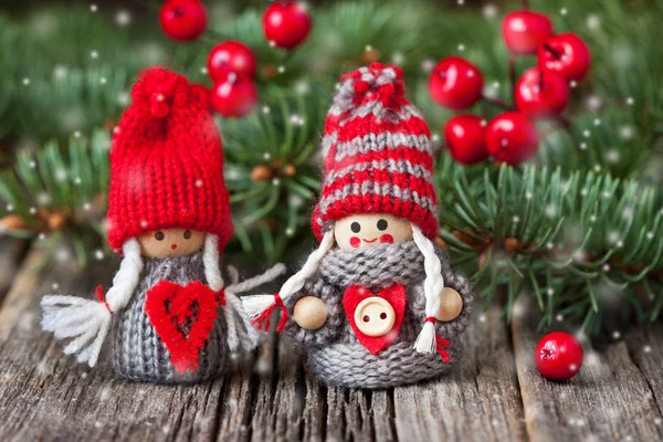 Jouets de Noël drôles sur fond en bois — Photo