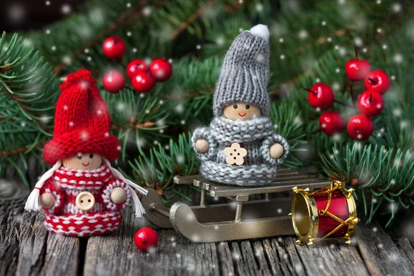 Gnome de Noël en bois en tricot rouge — Photo