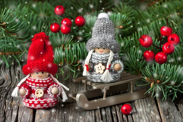 Χαριτωμένο Χριστούγεννα gnome ντυμένος με κόκκινα ρούχα πλεκτά — Φωτογραφία Αρχείου