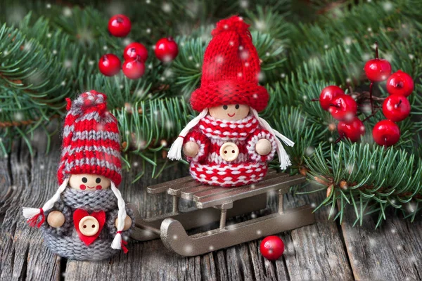 Χαριτωμένο Χριστούγεννα gnome ντυμένος με κόκκινα ρούχα πλεκτά — Φωτογραφία Αρχείου