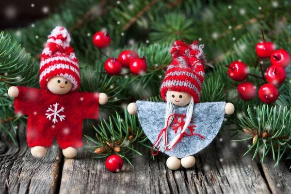 Due piccoli giocattoli decorazione su sfondo di legno. Natale o Capodanno — Foto Stock