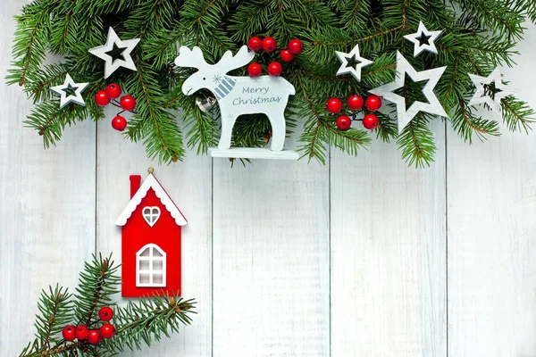 Abeto de Navidad con decoración sobre tabla de madera — Foto de Stock