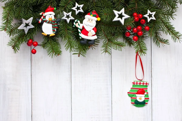 Yılbaşı çam ağacı ile dekorasyon ahşap tahta üzerinde