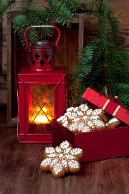 yanan bir fener ve Noel dekorasyon 