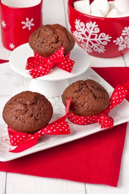 Lezzetli muffins beyaz plaka üzerinde