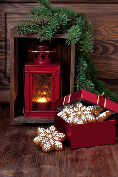 Biscoitos de gengibre de Natal e decoração em fundo de madeira — Fotografia de Stock