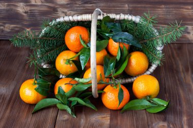 Hasır sepet içinde portakal mandalina yığın