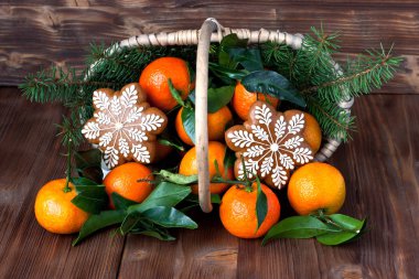 Hasır sepet içinde portakal mandalina yığın