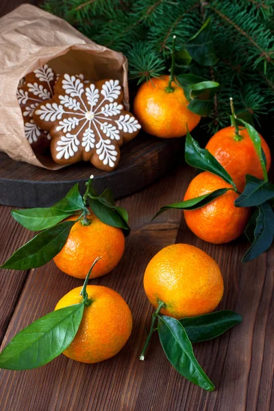 Weihnachtsplätzchen und Mandarinen — Stockfoto