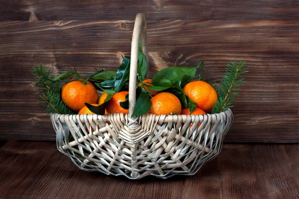 Mandarinas laranja heap em cesta de vime — Fotografia de Stock