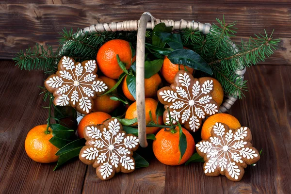 Weihnachtsplätzchen und Mandarinen — Stockfoto